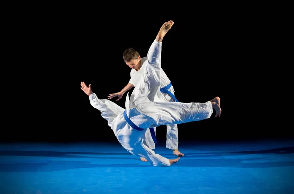 Dos chicos luchadores de artes marciales — Foto de Stock