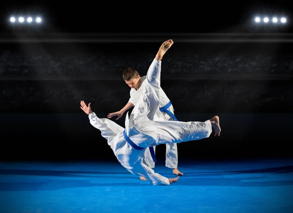 Dos chicos luchadores de artes marciales — Foto de Stock