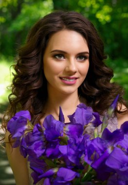 Ormandaki çiçekli kadın