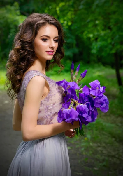 Frau mit Blumen im Wald (ohne Sonnenstrahlen)) — Stockfoto