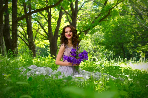 Жінка з квітами в лісі (без сонячних променів ) — стокове фото