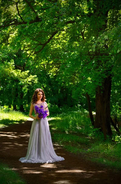 Женщина с цветами в лесу (без солнечных лучей вер ) — стоковое фото