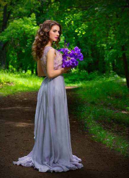 Frau mit Blumen im Wald — Stockfoto