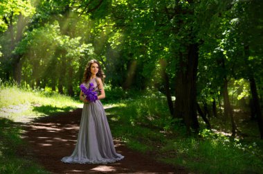 Kadın (yapraklara sürümüyle ormandaki)