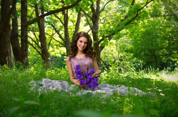 Donna nella foresta (versione senza raggi solari ) — Foto Stock