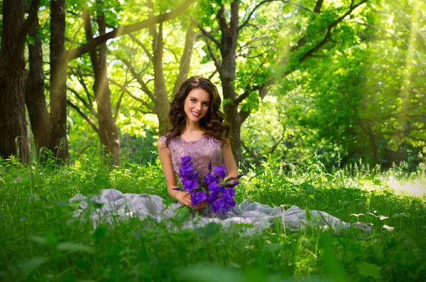 Mulher na floresta (versão com raios de sol ) — Fotografia de Stock