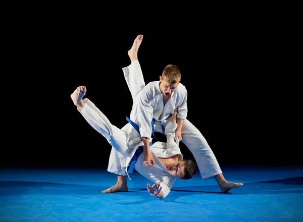 Garçons combattants des arts martiaux — Photo