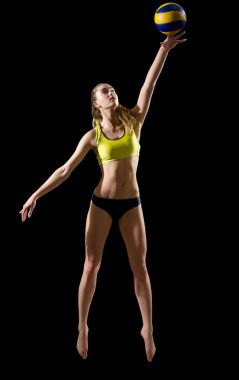 Kız plaj voleybol oyuncu (ver topu ile)