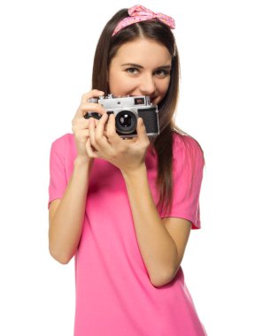 pembe elbiseli genç kız