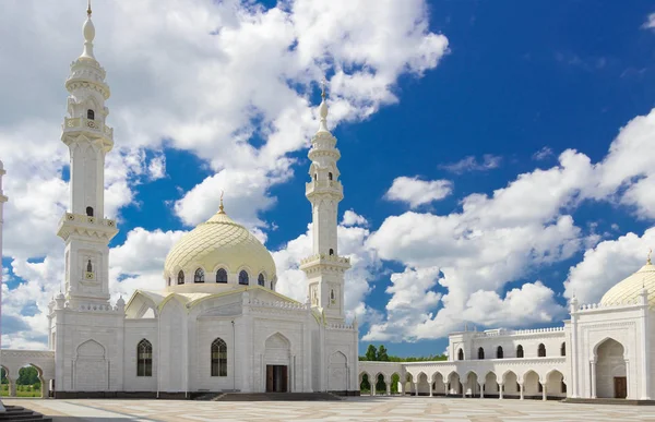 夏に白いモスク — ストック写真