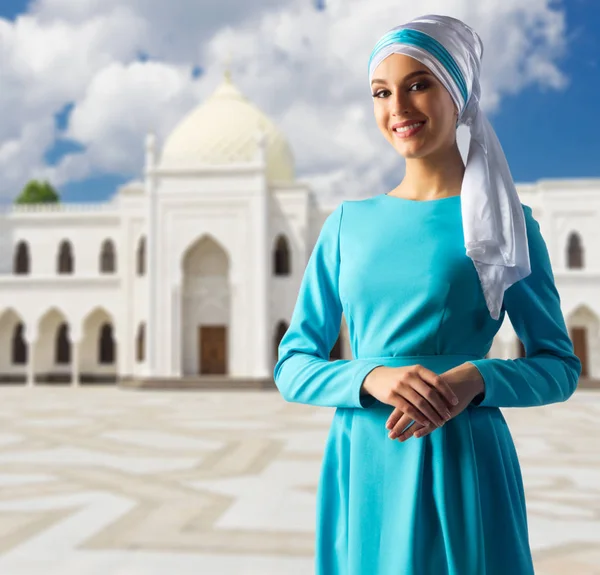 Menina muçulmana no fundo da mesquita — Fotografia de Stock