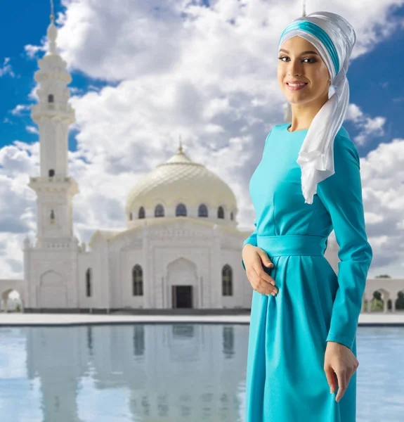 Menina muçulmana no fundo da mesquita — Fotografia de Stock