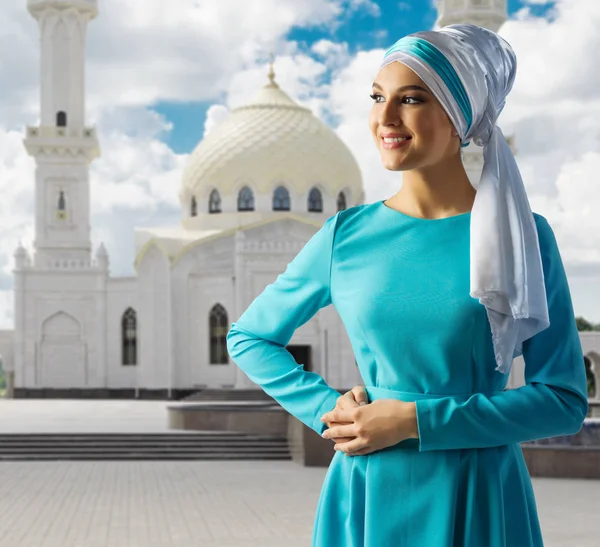 Menina muçulmana no fundo da mesquita — Fotografia de Stock