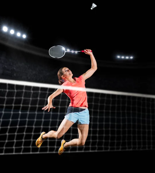 Vrouw badminton-speelster geïsoleerd (sports hall versie) — Stockfoto