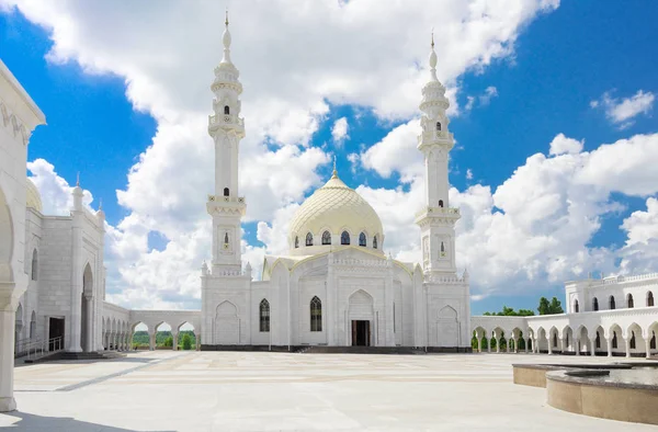 Белая большая мечеть — стоковое фото