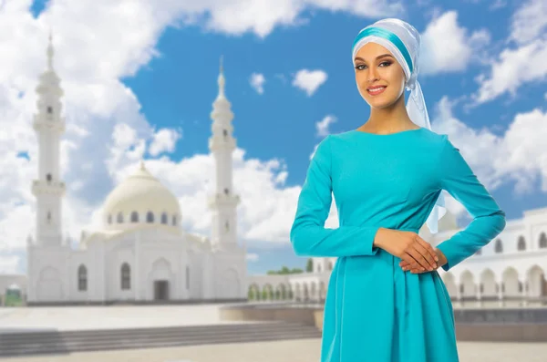 穆斯林妇女在清真寺背景 — 图库照片
