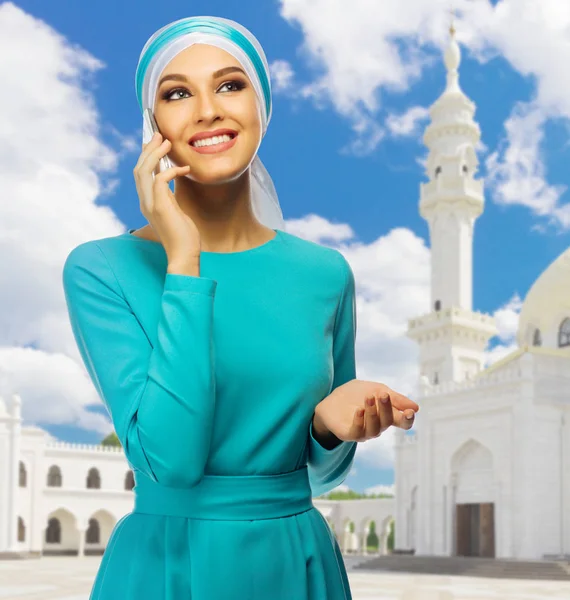Мусульманську жінку в мечеті фону — стокове фото