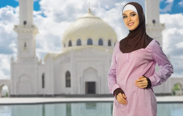 Muslim woman at mosque background — Stock Photo, Image