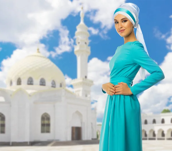 Menina muçulmana no fundo da mesquita branca — Fotografia de Stock