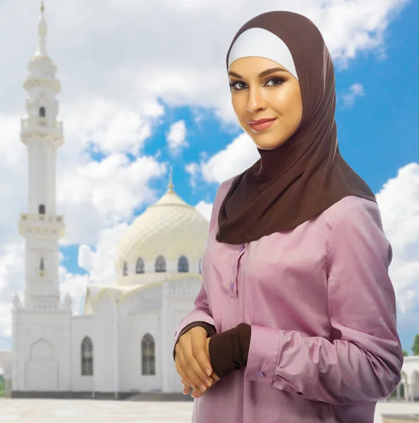 Menina muçulmana no fundo da mesquita branca — Fotografia de Stock