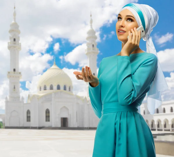 Menina muçulmana no fundo da mesquita branca — Fotografia de Stock