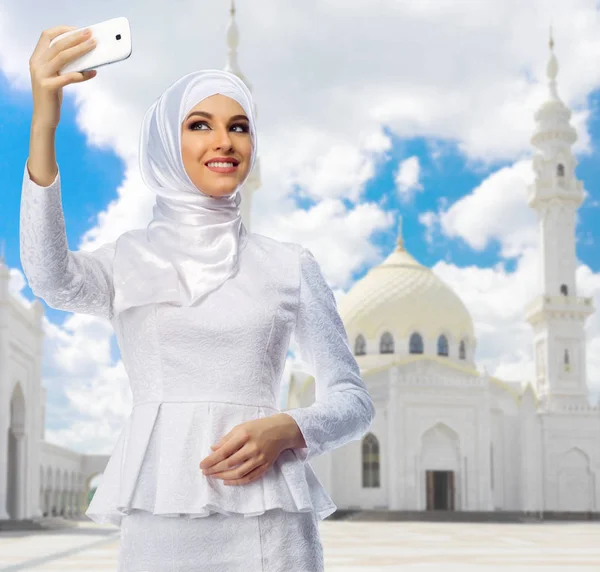 Menina muçulmana no fundo da mesquita branca — Fotografia de Stock