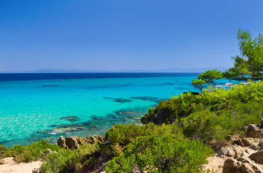 deniz kıyısı mavi gökyüzü altında