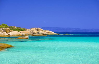 deniz kıyısı mavi gökyüzü altında