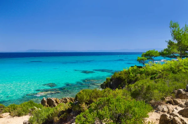 Costa do mar sob céu azul — Fotografia de Stock