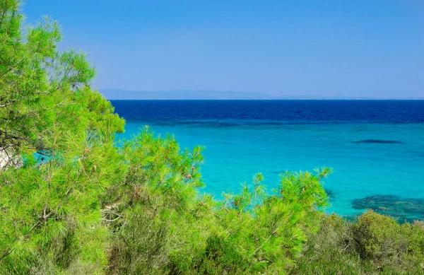 Costa del mar bajo cielo azul —  Fotos de Stock