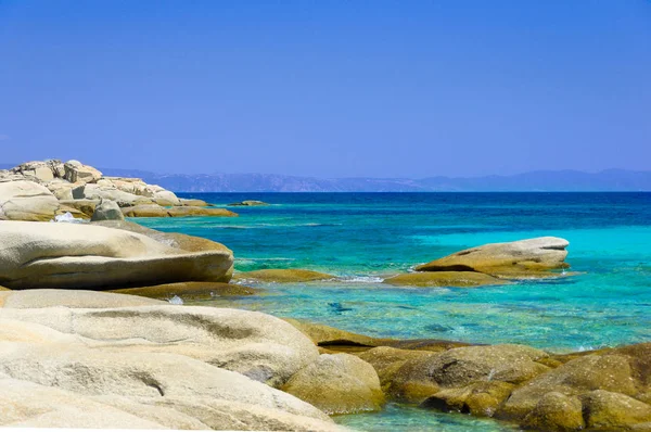 Costa del mar bajo cielo azul —  Fotos de Stock