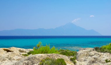 Deniz kıyısında açık gökyüzü altında