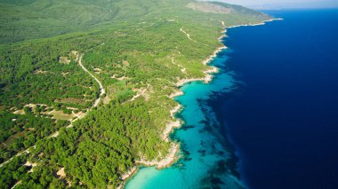 Deniz kıyısında açık gökyüzü altında