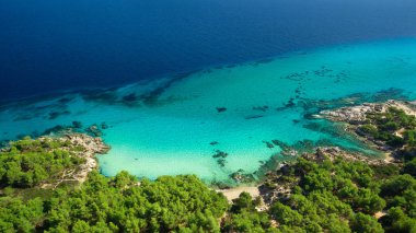 Deniz kıyısında açık gökyüzü altında