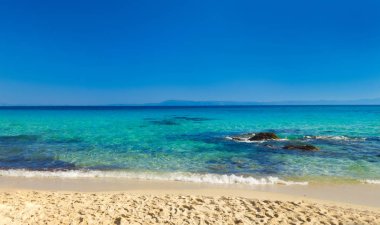 Deniz kıyısında açık gökyüzü altında