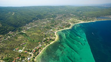 Deniz kıyısında açık gökyüzü altında