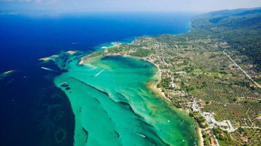 Deniz kıyısında açık gökyüzü altında