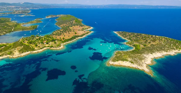 Denizi Adaları Mavi gökyüzü altında