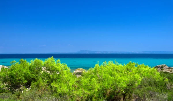 Deniz kıyısında açık gökyüzü altında