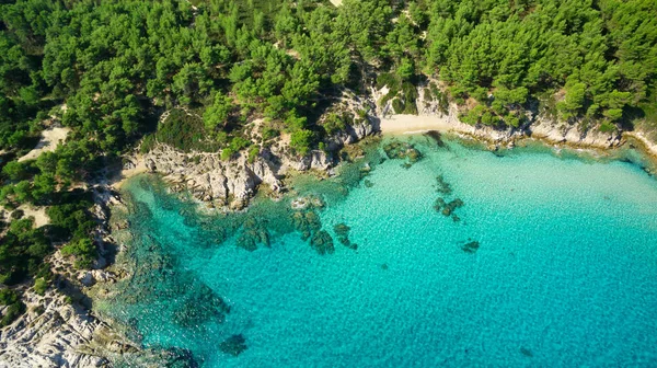 Deniz kıyısında açık gökyüzü altında