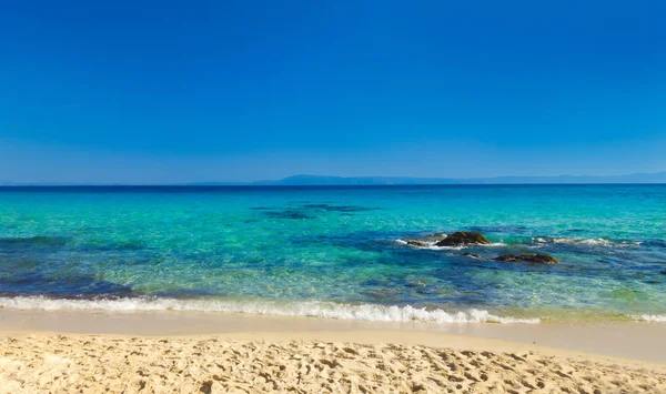 Deniz kıyısında açık gökyüzü altında