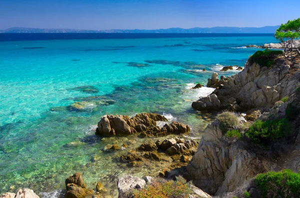 Deniz kıyısında açık gökyüzü altında