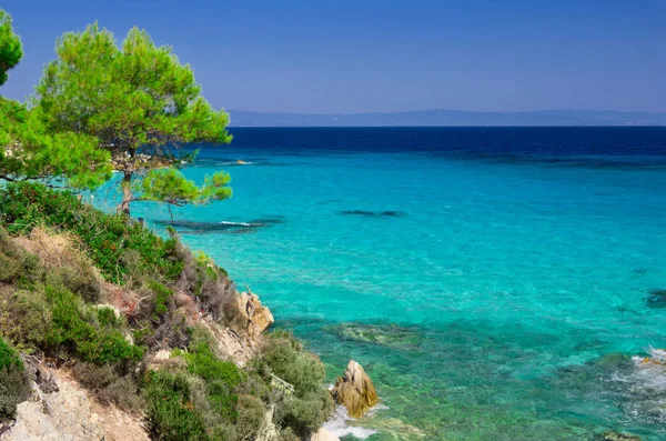 Deniz kıyısında açık gökyüzü altında