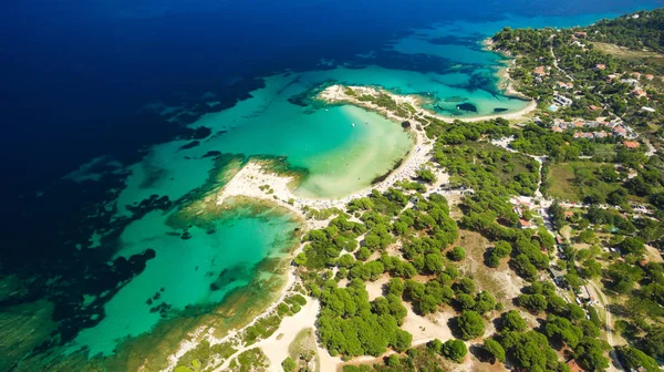 Deniz kıyısında açık gökyüzü altında