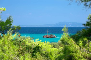 Açık havada (ver gemi ile deniz kıyısında)