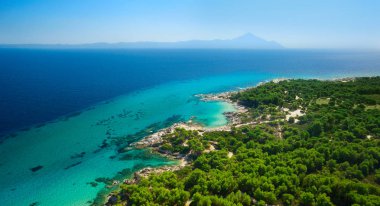 Deniz kıyısında açık gökyüzü altında