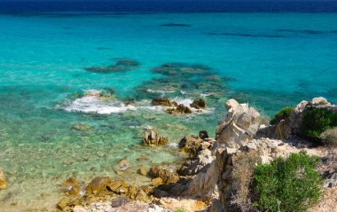 Deniz kıyısında açık gökyüzü altında