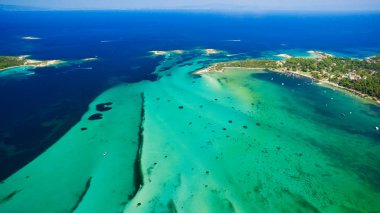 Deniz kıyısında açık gökyüzü altında