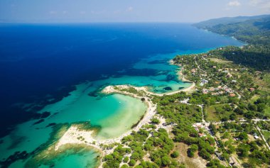 Deniz kıyısında açık gökyüzü altında