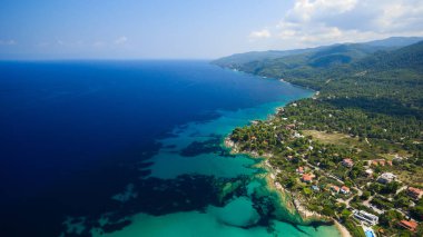 Deniz kıyısında açık gökyüzü altında